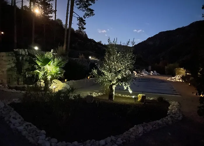 ベッド・アンド・ブレックファスト Manoir Du Charme Dans Les Gorges Du Tarn Lozere